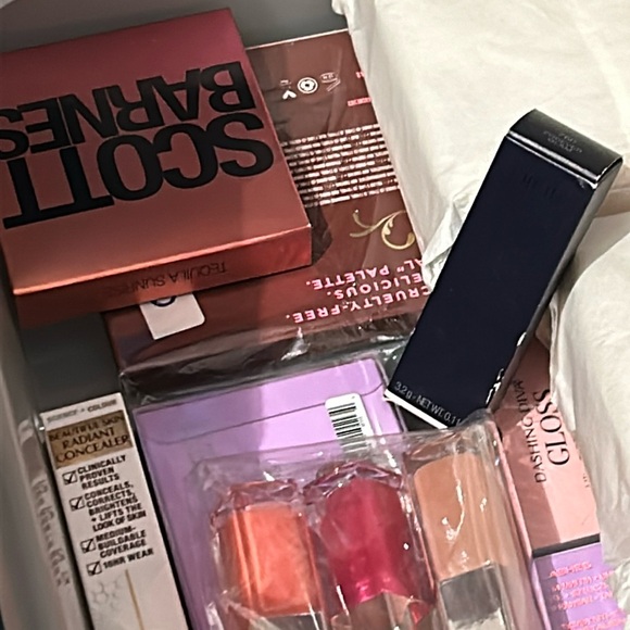 💕🫶🏽HIGH END MYSTERY BEAUTY BOX makeup and more!! - Picture 14 of 16